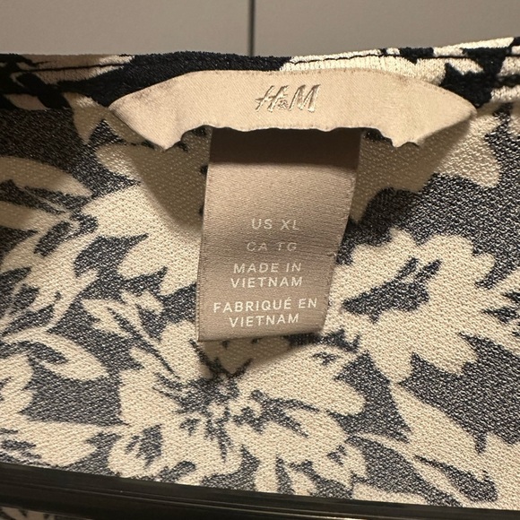 ❤️H&M - Short Sleeve Black & White Floral Blouse (Size XL) - Picture 10 of 10